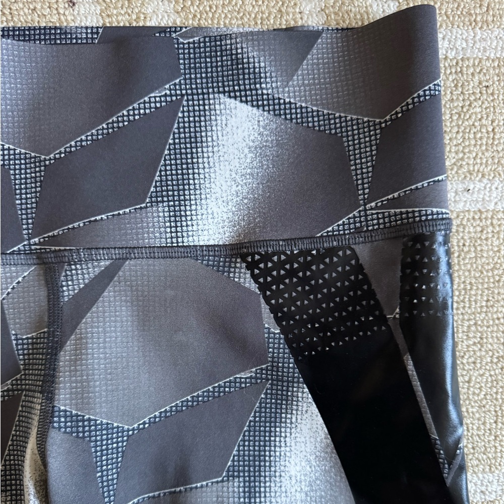Under Armour Geometric Compression Leggings Workout Gym Athleisure Gray Black M - Picture 5 of 6